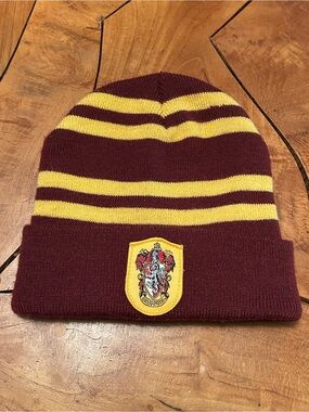 NEW Harry Potter Gryffindor Crest Patch Beanie Hat Ski Outdoor Hike Red Gold